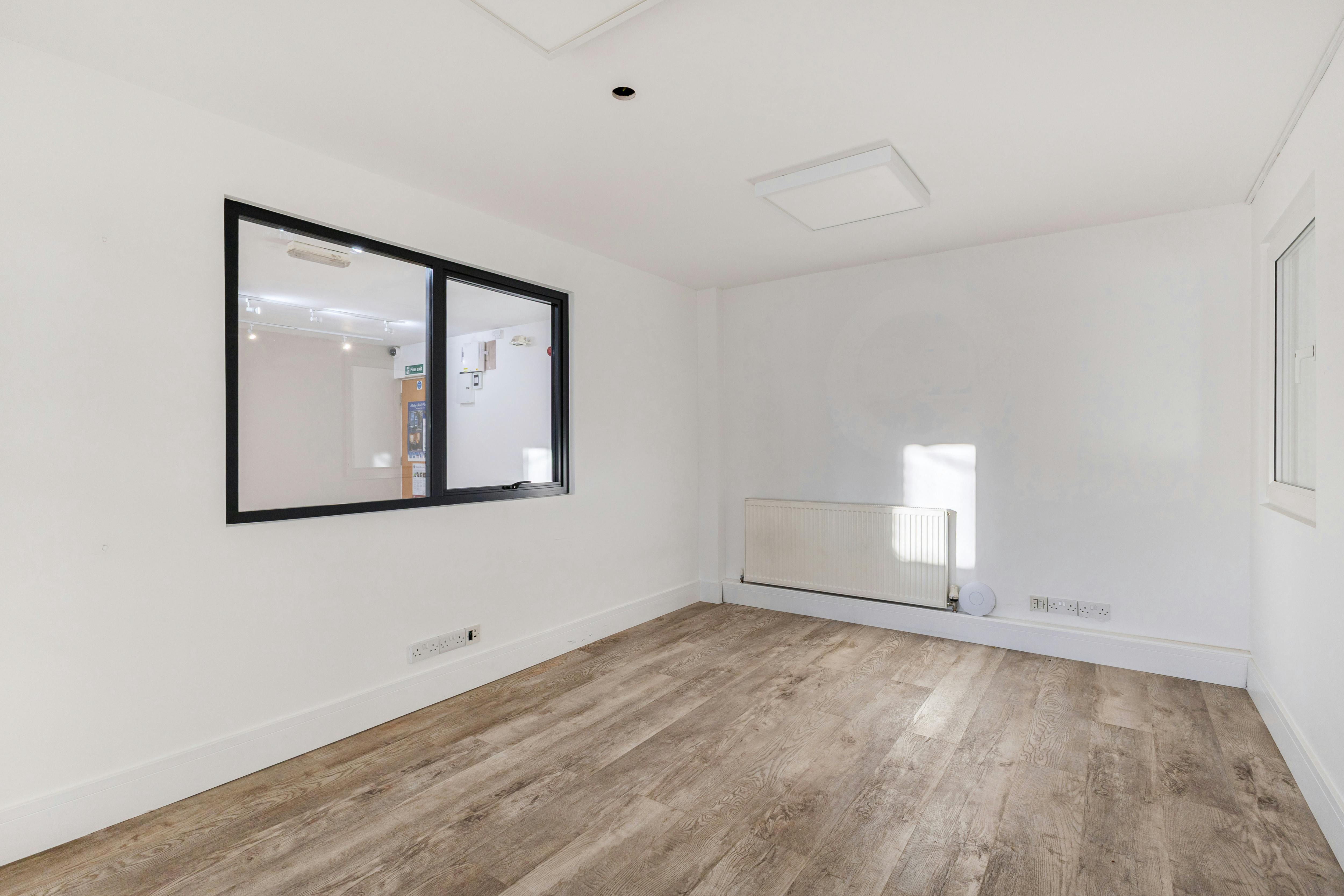 Showroom / Warehouse unit, 4-12 Kempson Close, Aylesbury, Industrial / Retail To Let - 101955_4-12-Kempson-Close-Gatehouse-Way (26).jpg