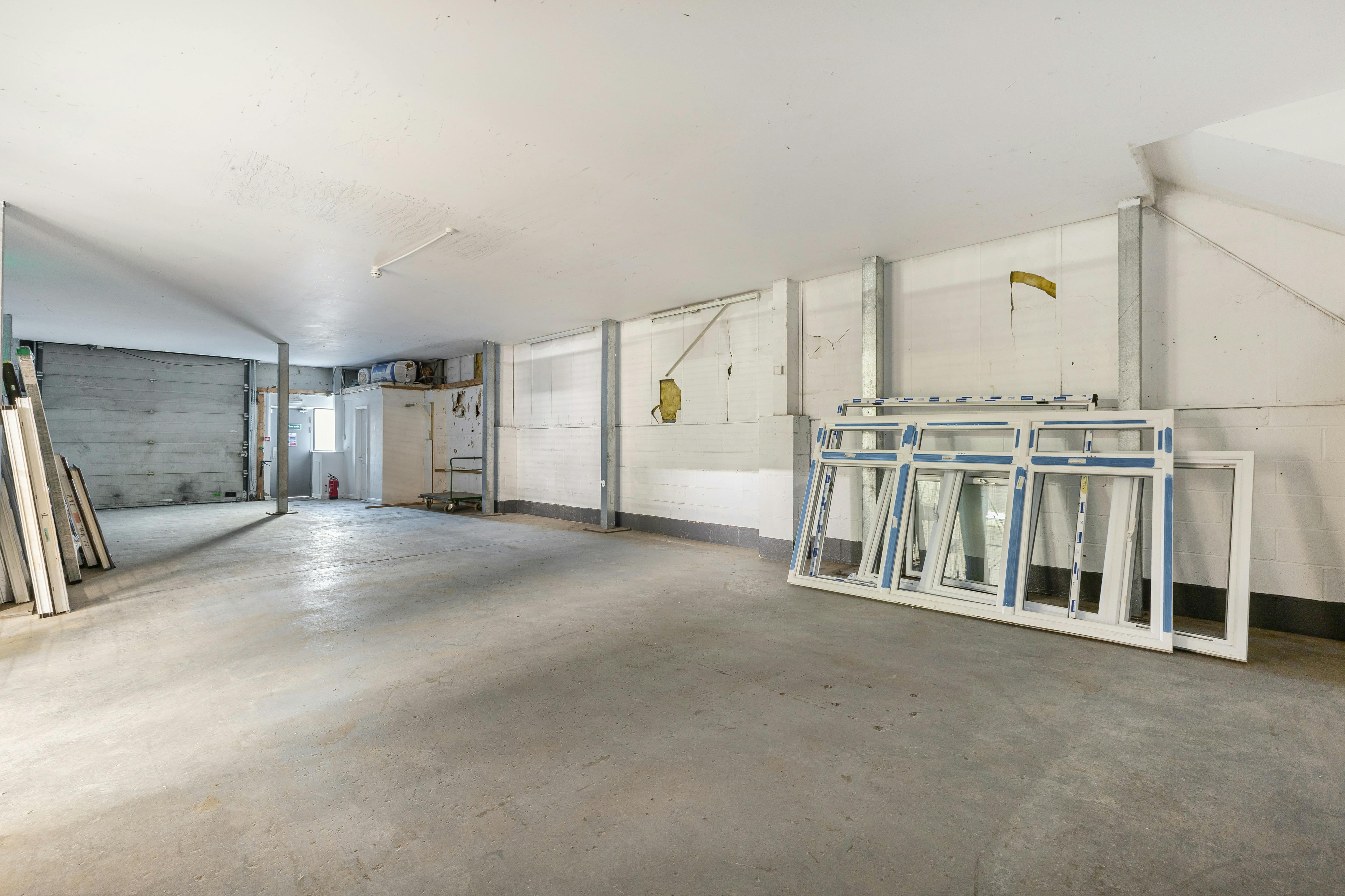 Showroom / Warehouse unit, 4-12 Kempson Close, Aylesbury, Industrial / Retail To Let - 101955_4-12-Kempson-Close-Gatehouse-Way (32).jpg