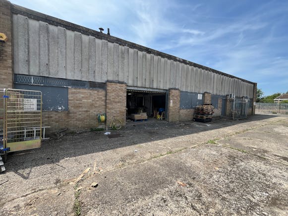 The Warehouse, Aylesbury, Industrial To Let - 20250617_130826920_iOS.jpg