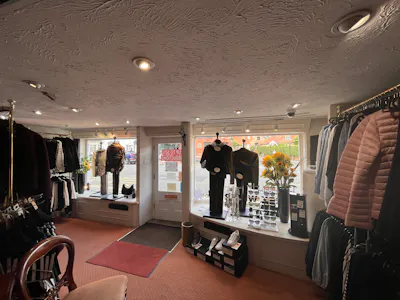 Bucks House, Chalfont St. Giles, E (Commercial / Business / Service) / Office / Retail For Sale - 20260909_094519847_iOS.jpg