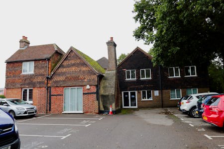 County Oak Cottage, Crawley, D1 (Non Residential Institutions) / Office To Let - IMG_1339.jpg