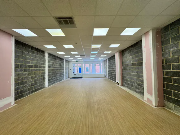 50 Wedgewood Street, Aylesbury, Retail To Let - 20260805_113439000_iOS 4.jpg