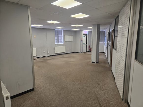 Airbourne Industrial Estate, Leigh-On-Sea, Office To Let - IMG20250613WA0016.jpg