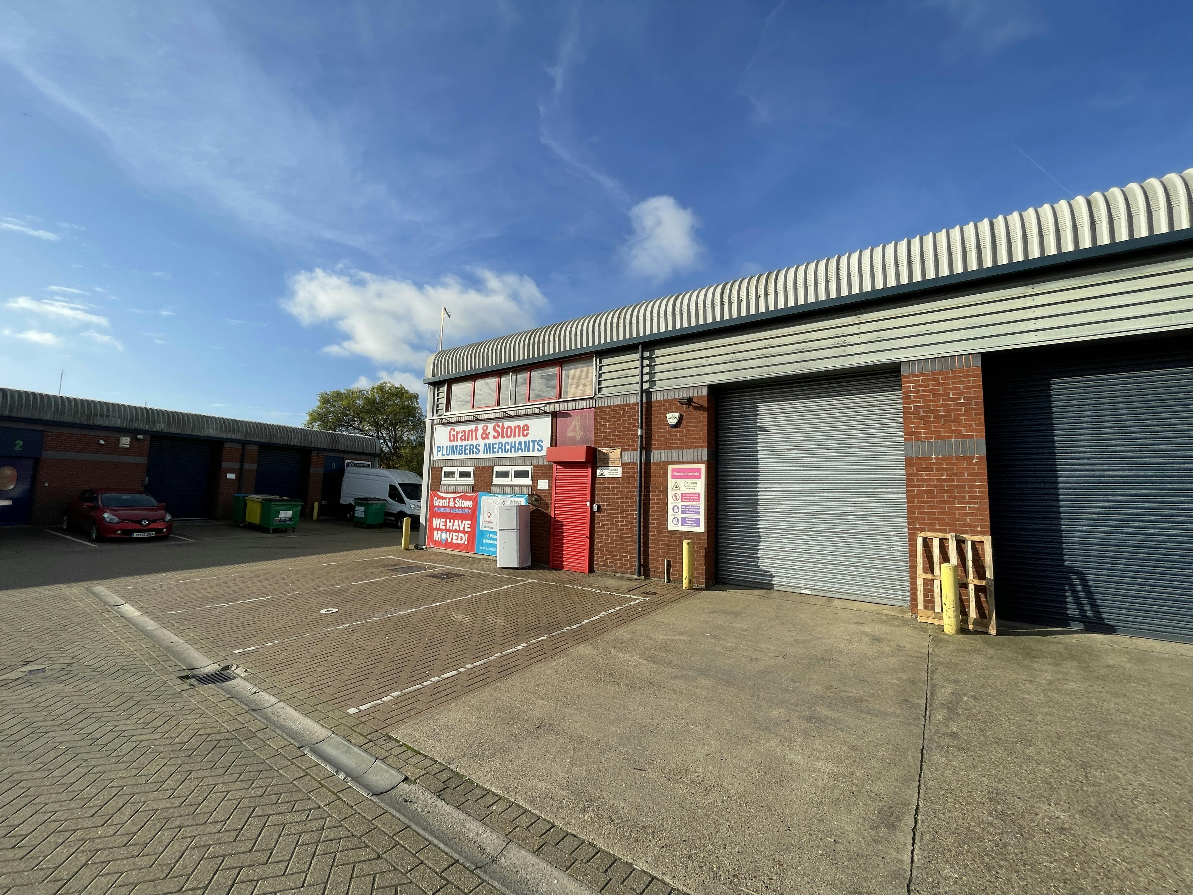 Unit 4, Vale Industrial Estate, Aylesbury, Industrial To Let - IMG_2887.JPG