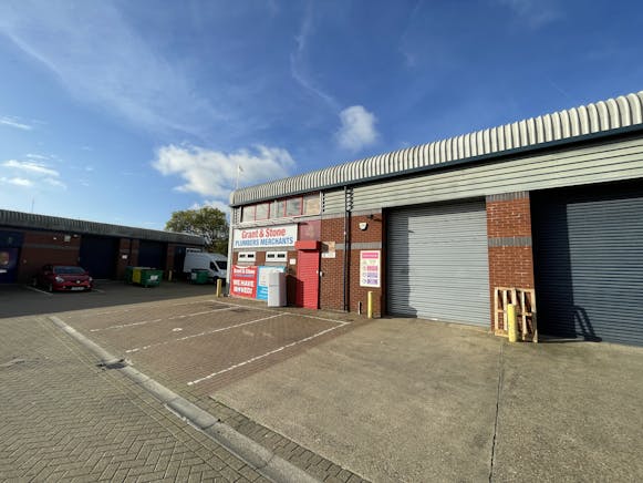 Unit 4, Vale Industrial Estate, Aylesbury, Industrial To Let - IMG_2887.JPG