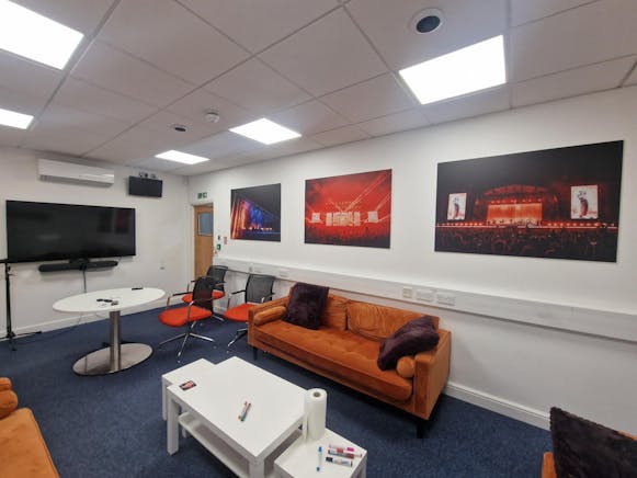 Unit 4 The io Centre, Basingstoke, Industrial To Let - 20251210_095618.jpg