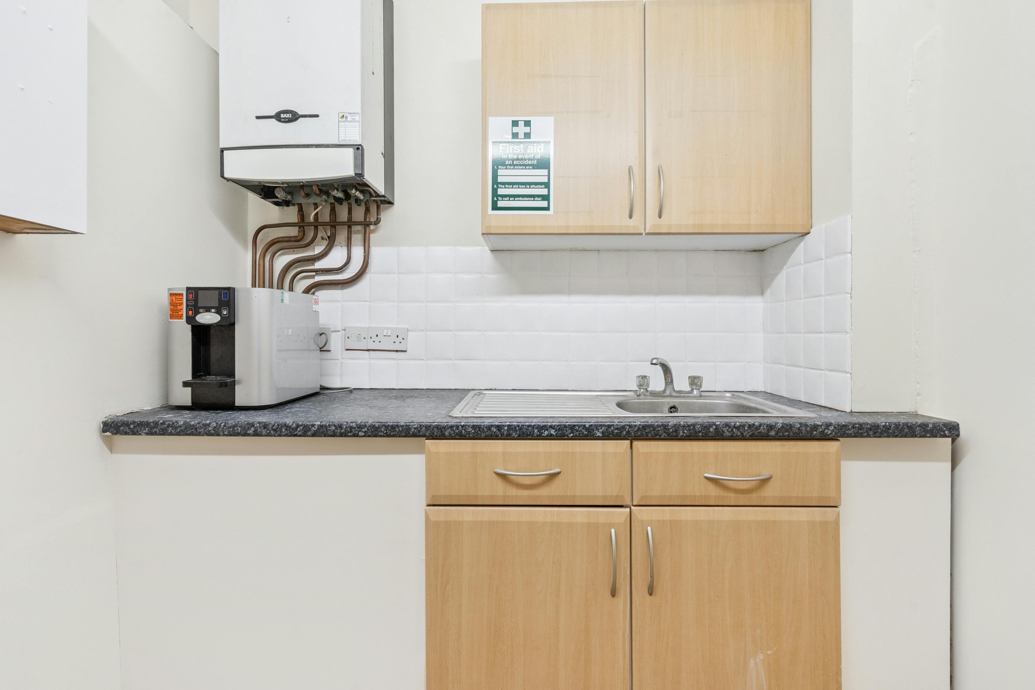 15 Temple Street, Aylesbury, Offices To Let - DSC00287-2-8f2464b9a6e6a71115831cd068fddb04.jpg