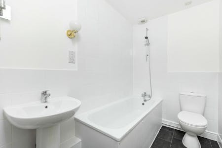 Girdlers Road, London, Residential Flat To Let - Bathroom