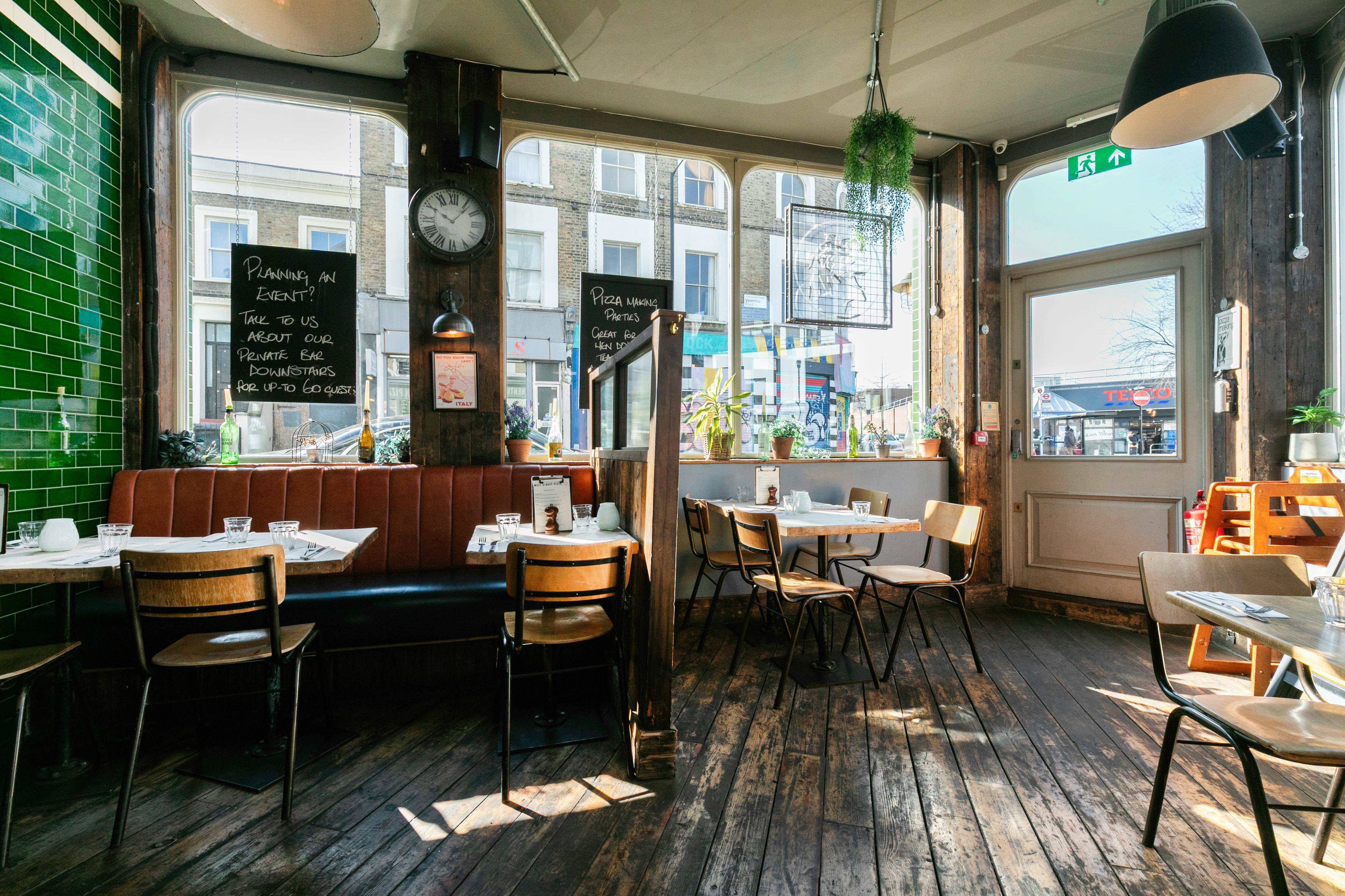 Retail/Shop in London - photo 4