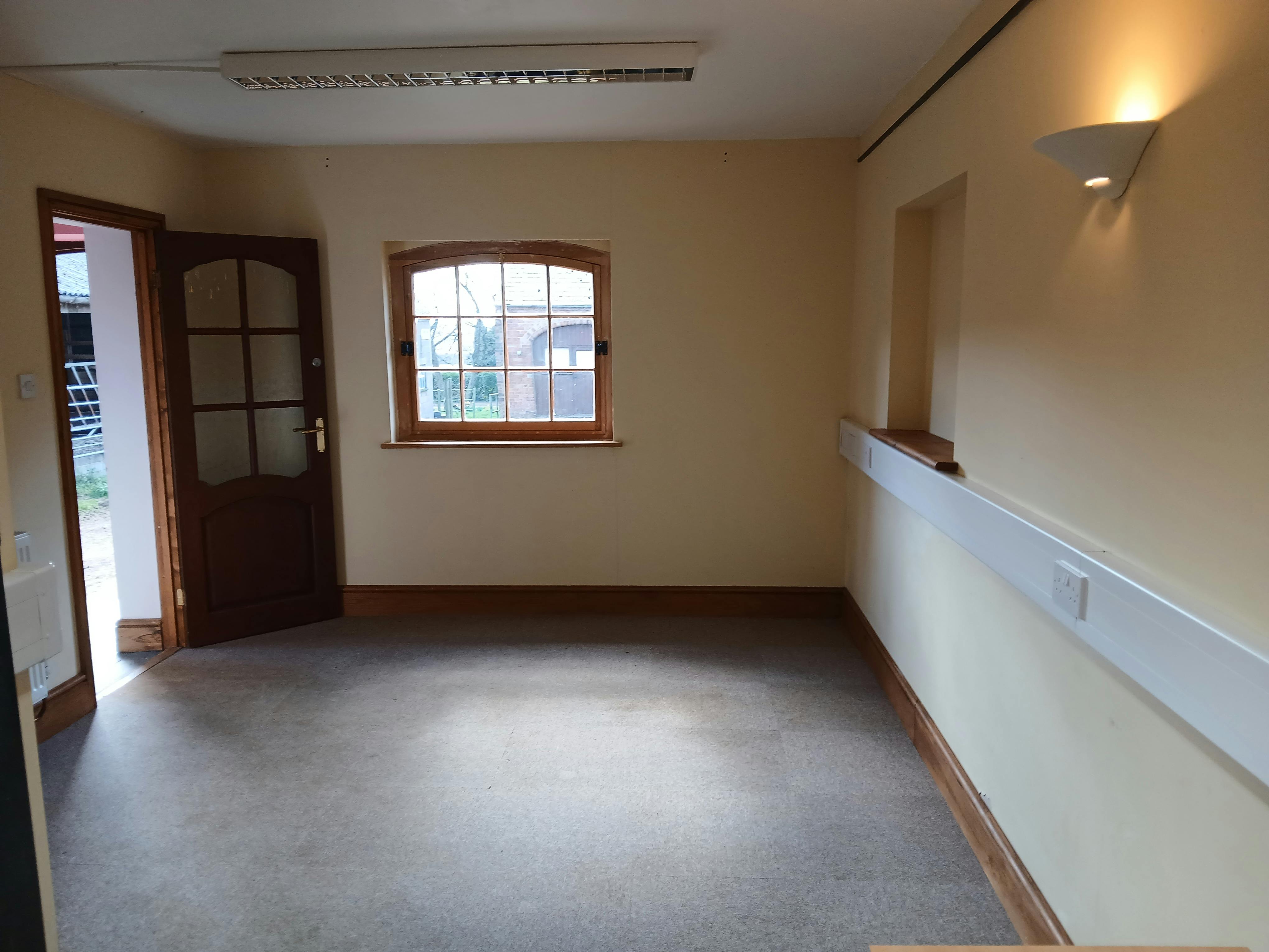 Ground Floor Office, Manor Farm, Northampton, Offices To Let - 20250320_131741.jpg