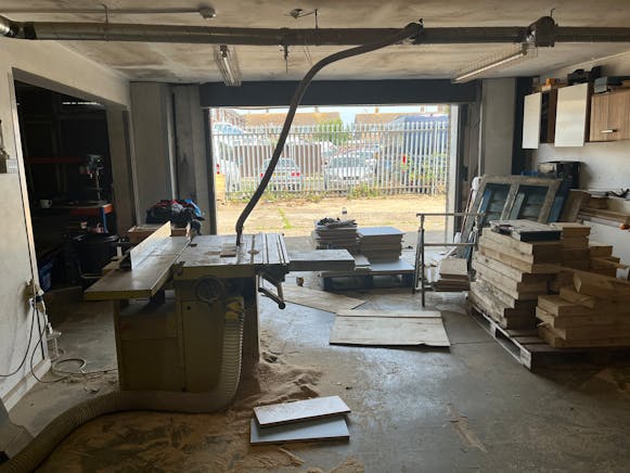 The Warehouse, Aylesbury, Industrial To Let - 20250617_130412933_iOS.jpg