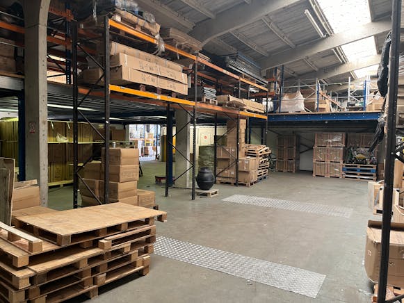 The Warehouse, Aylesbury, Industrial To Let - 20250617_130349009_iOS.jpg