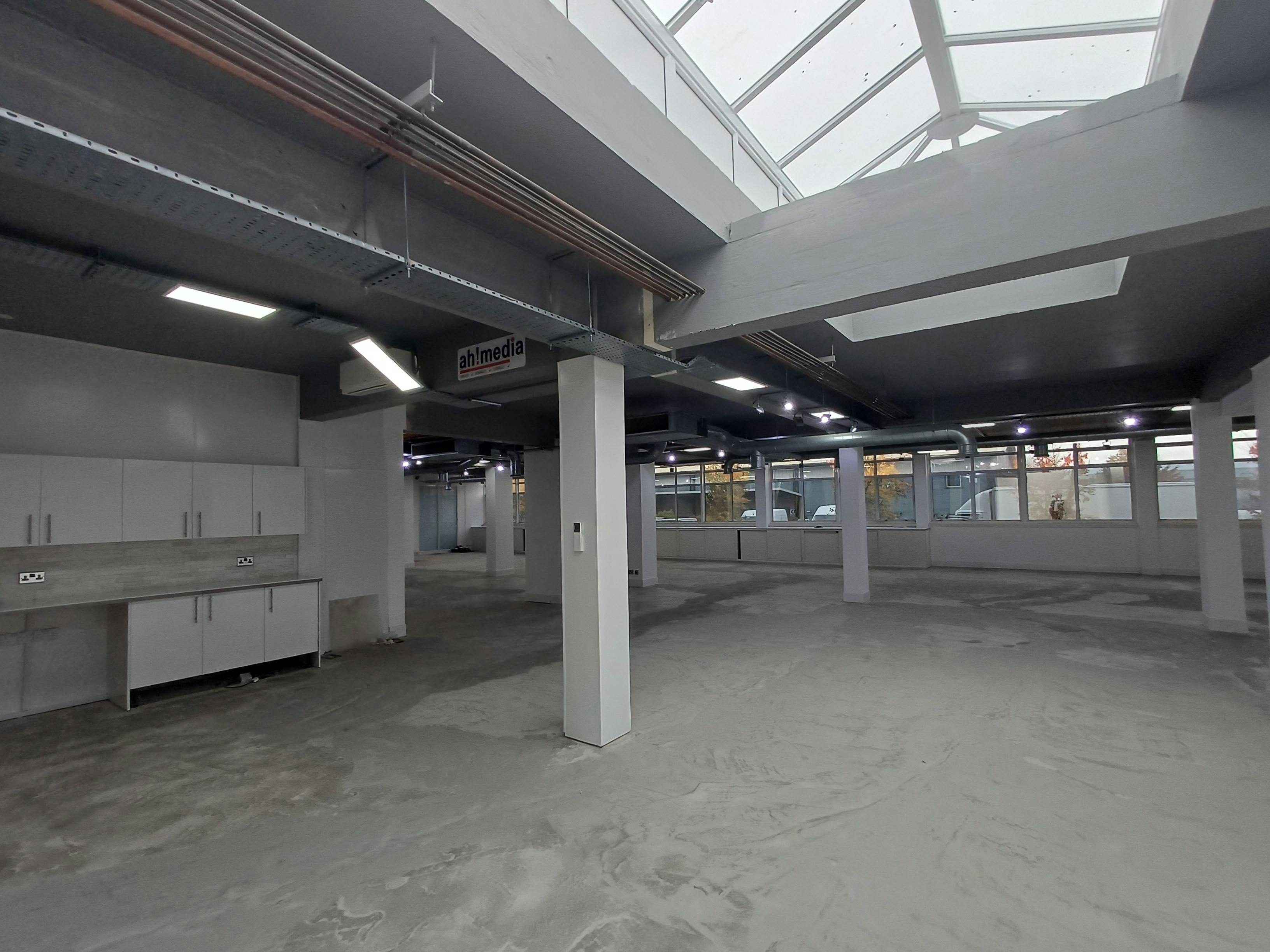 Retail/Shop in Crawley - photo 4