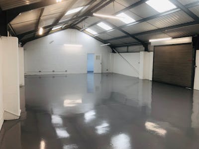 Unit B2 Vale Industrial Estate, Watford, Light Industrial To Let - Photo 3.jpg