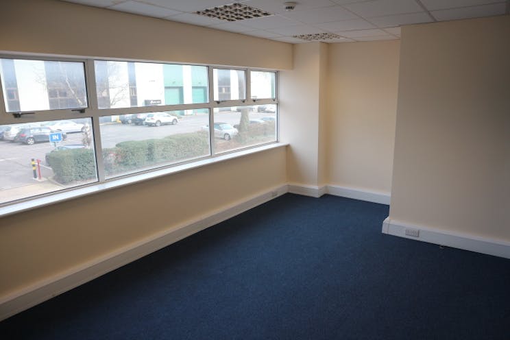 Meadow View Court, Reading, Industrial / Warehouse To Let - Cardiff Road 199213 Office 2.JPG
