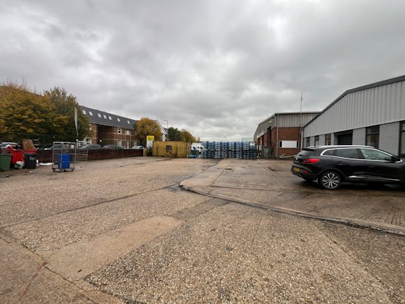 Units 2-4 The Point, Aylesbury, Industrial To Let - 20251023_082650451_iOS.jpg