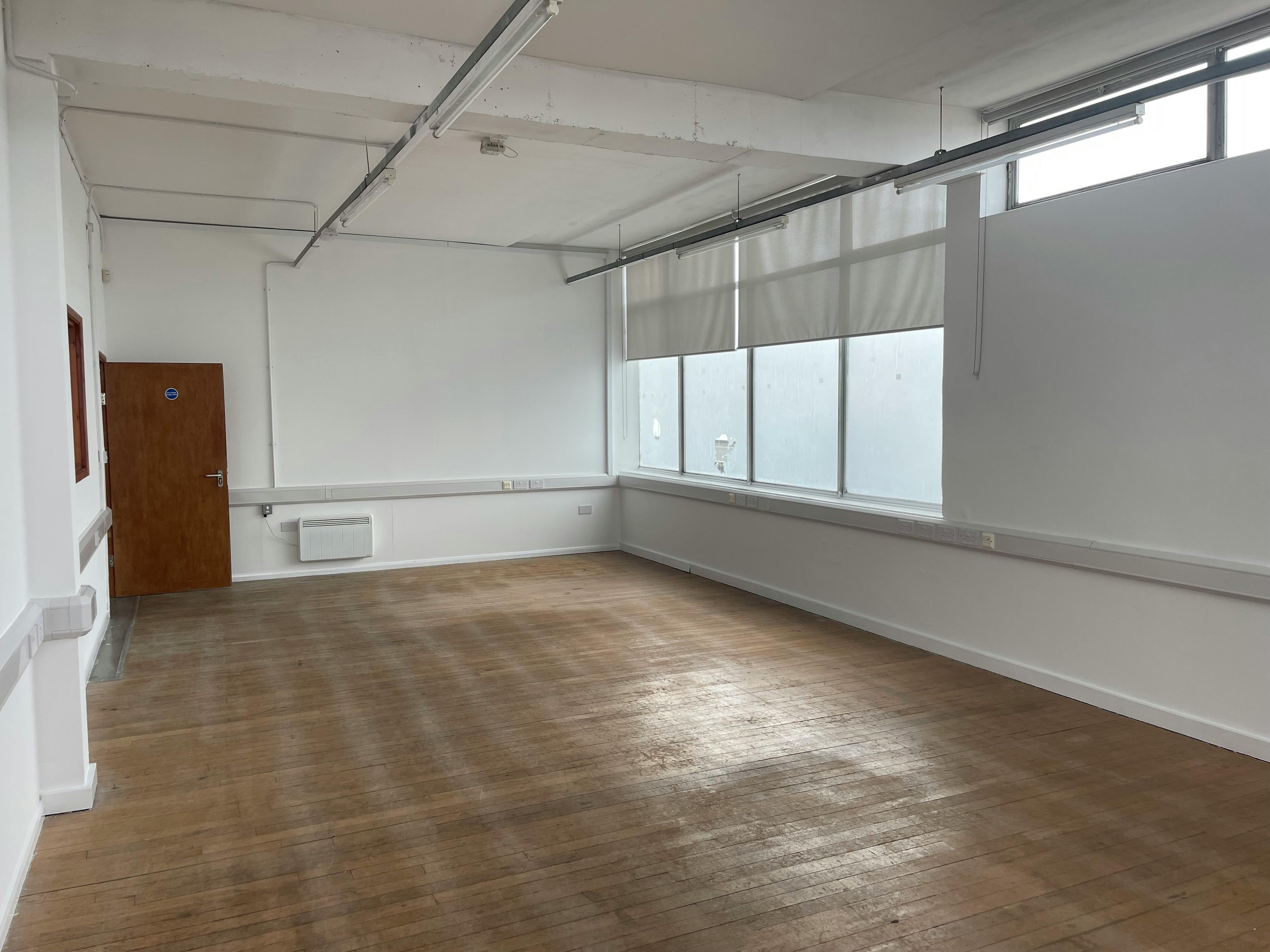 Office in Harlow - photo 3