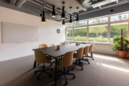 Spaces Whiteley - Solent Business Park, 4500 Parkway, Fareham, Serviced Office To Let - NS82LzUvNy81NjU3NWY0NDA4ZTcxNWE2NzkxYjVlYmYyMTQ1MTkzMTVmMTY3MDcxX1NwYWNlc19GYXJlaGFtV2hpdGVsZXlfRW5nbGFuZF9VS19NZWV0aW5nUm9vbVdpdGhvdXRQZW9wbGUuanBnL2Rvd25sb.jpeg.jpeg