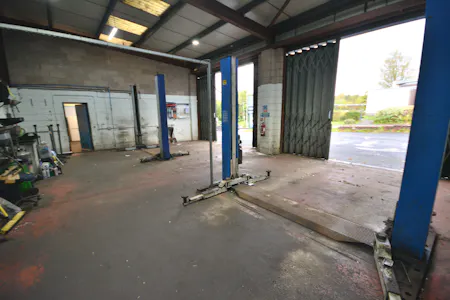 168 Rochdale Old Road, Bury, Workshops To Let - Workshop