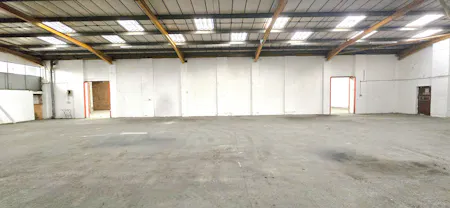 Unit 8, Lyndean Industrial Estate, London, Industrial To Let - 20260408_162219 - Edited.jpg