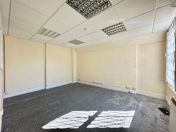 48 High Street South, Dunstable, Office To Let - IMG_6489.JPG