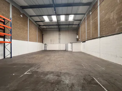 16 March Place, Aylesbury, Industrial To Let - 20260608_114722339_iOS.jpg
