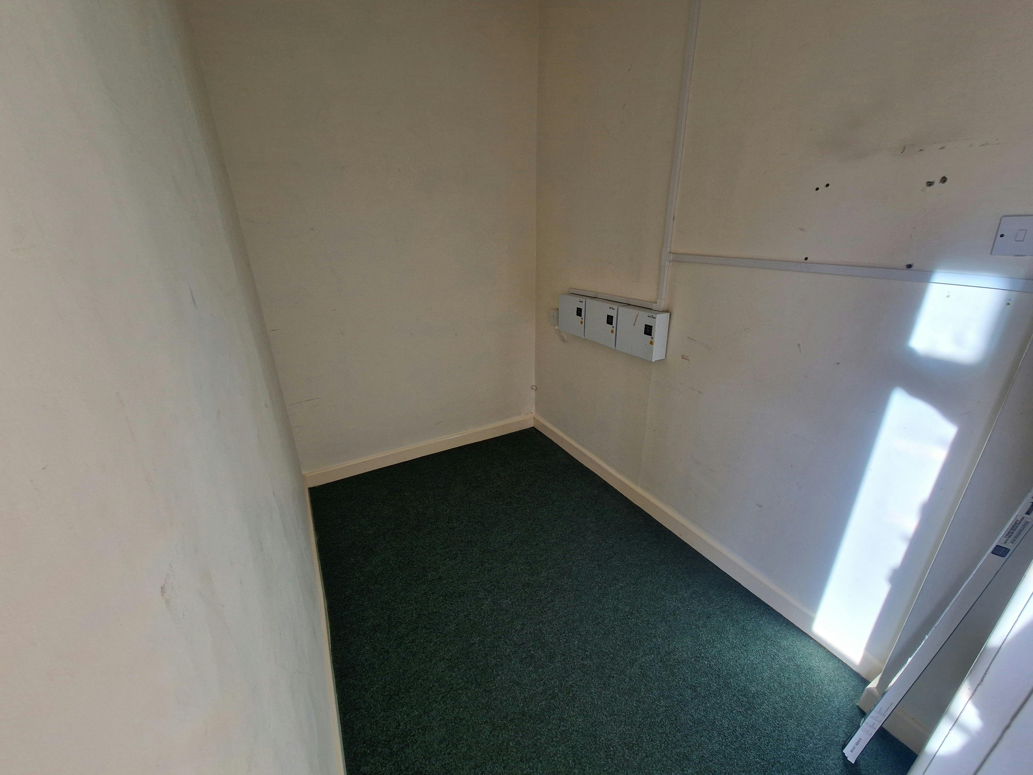 Office in Fareham - photo 3