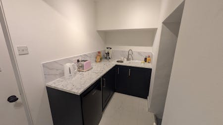 First Floor Offices, 6 Quarry Street, Guildford, Office To Let - PXL_20251013_085647342MP.jpg