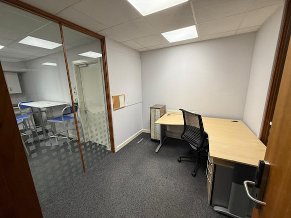 2 Parkside Centre, Southend-on-Sea, Industrial To Let - IMG20251014WA0004.jpg