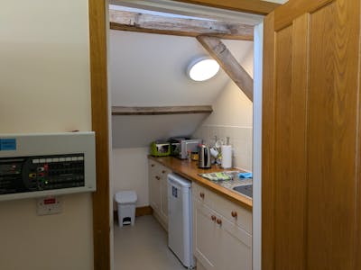 Danceys Barn, Guildford Surrey, Office To Let - PXL_20250304_110852124.jpg