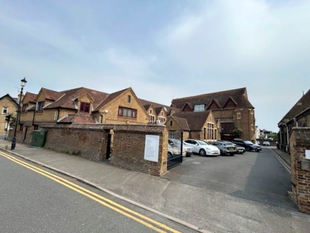 St. Stephens House, Windsor, Office To Let - Main entrance gate ii.jpg