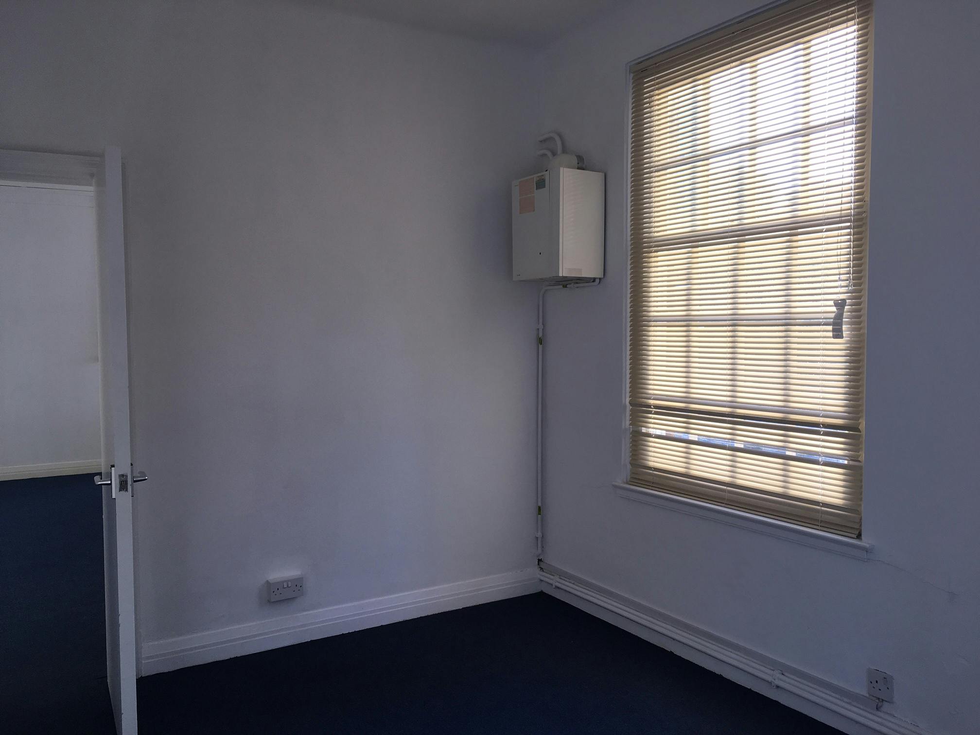 Office in Woking - photo 3