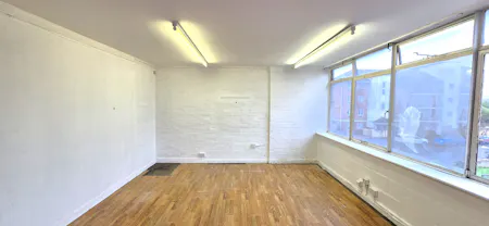 Unit 12, Unit 13 & Unit 14, Lyndean Industrial Estate, London, Industrial To Let - 20251201_122610 - Edited.jpg