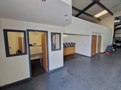 Unit 2 & 3, Hyde, Industrial/Logistics To Let - 20250606_133504.jpg