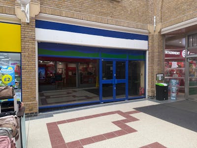 12 Market Place, Burgess Hill, Retail To Let - IMG_9891.jpeg