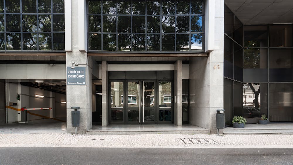 Dc 45, Av. Defensores de Chaves 45 - 001.jpg