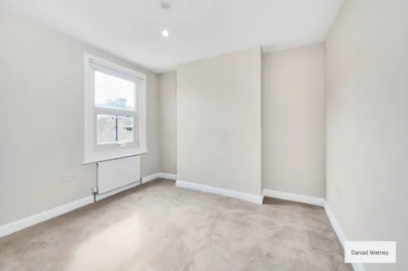 Frobisher Street, London, Terraced house To Let - Bedroom 2