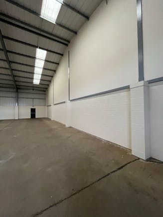 25 Vale Industrial Estate, Southern Road, Aylesbury, Industrial / Industrial To Let - Unit 25 Internal 2.jpg