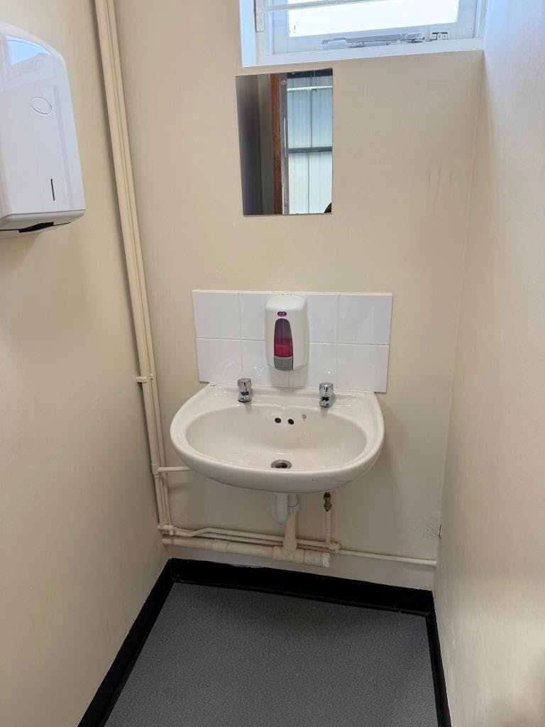 Unit 16, Vale Industrial Centre, Aylesbury, Industrial To Let - IMG_7254.JPG