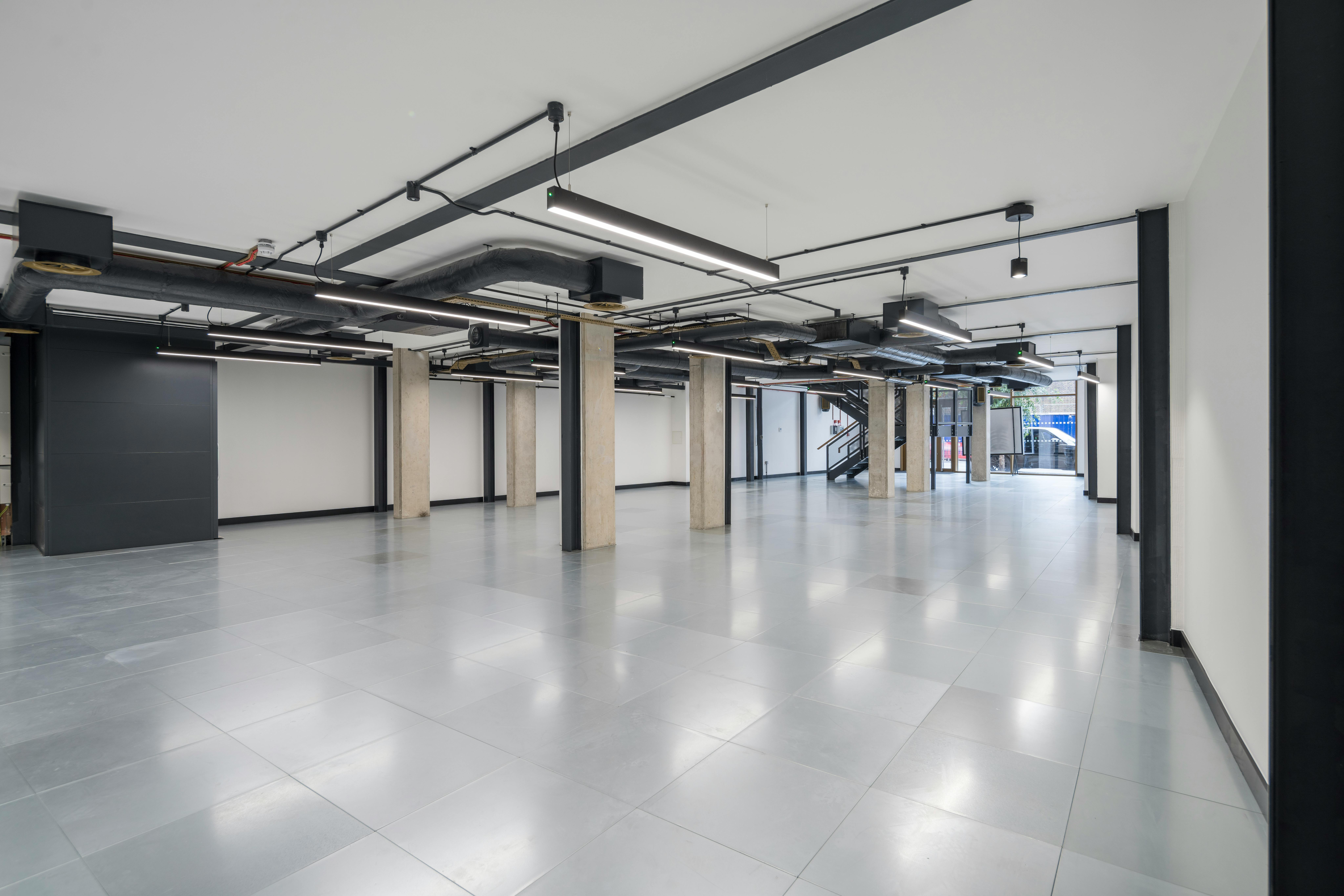 Retail/Shop in London - photo 3