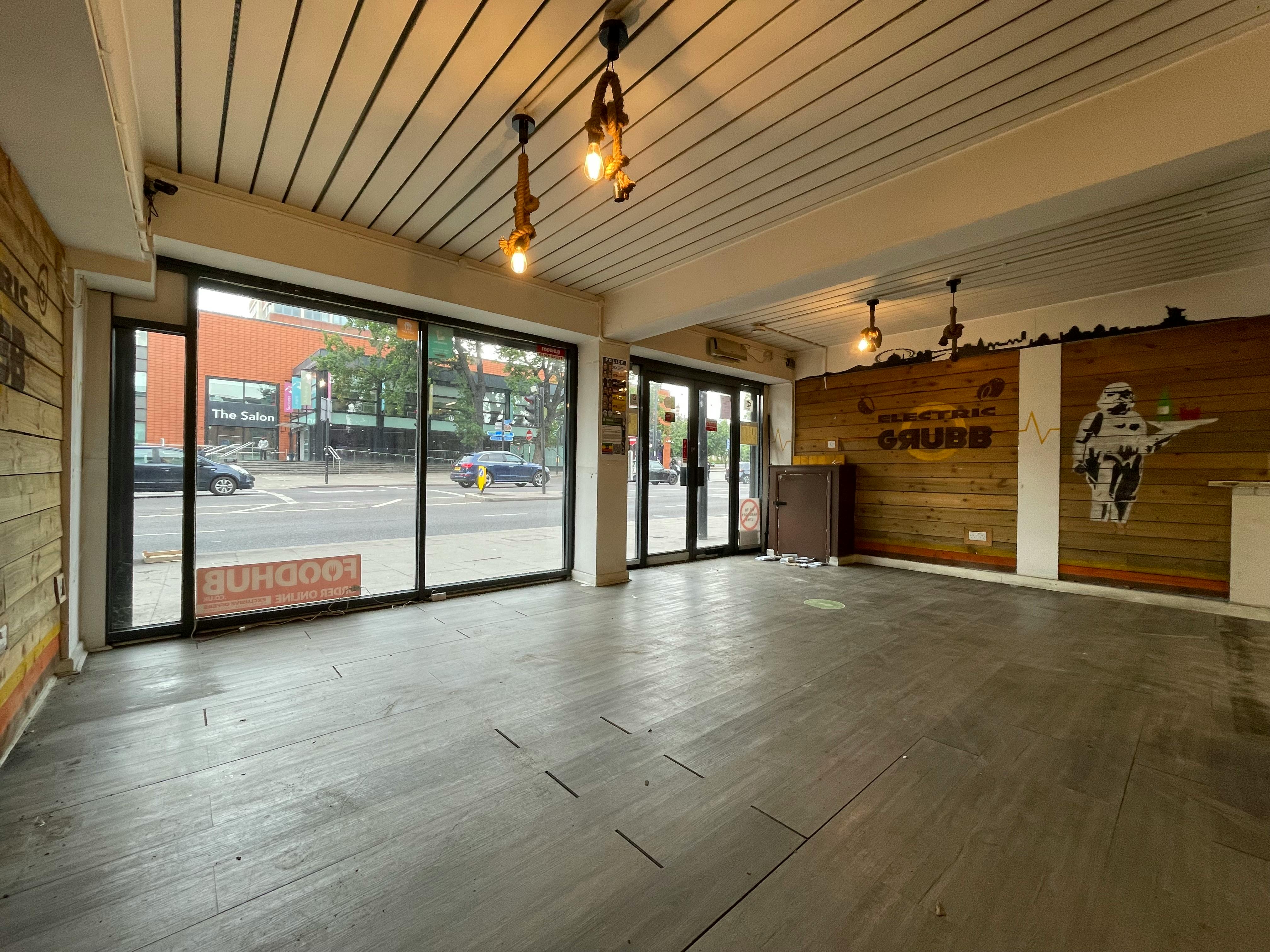 Retail/Shop in London - photo 2