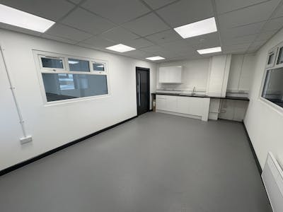 Units 18-20, Severnside Trading Estate, Textilose Road, Manchester, Industrial To Let - IMG_0870.JPG