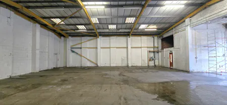 Unit 14, Lyndean Industrial Estate, London, Industrial To Let - 20251201_122254 - Edited.jpg