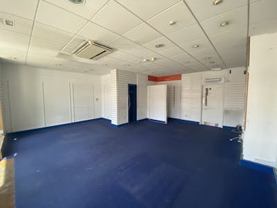 21 Market Place, Newark, Retail To Let - IMG_5958.JPG