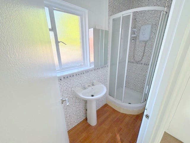 119 Arthur Road, Windsor, Office / Residential / Retail For Sale - Apartment shower room ii.jpg