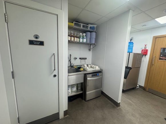 14 Market Place, Abingdon, Offices / Retail To Let - Rear Storage (4).jpg