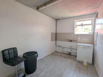 139 The Parade, Watford, Retail To Let - PXL_20260623_135424894.jpg