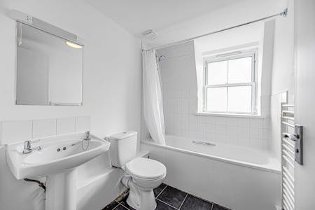 Frobisher Street, London, Residential Flat To Let - Bathroom