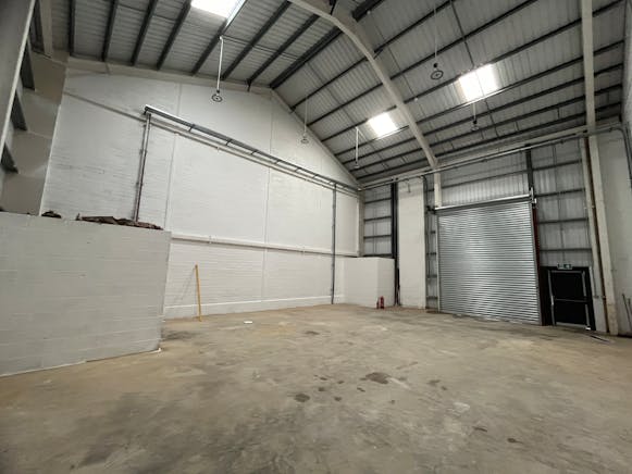 Unit B4 Lincoln Road, High Wycombe, Industrial To Let - 20250221_131332236_iOS.jpg