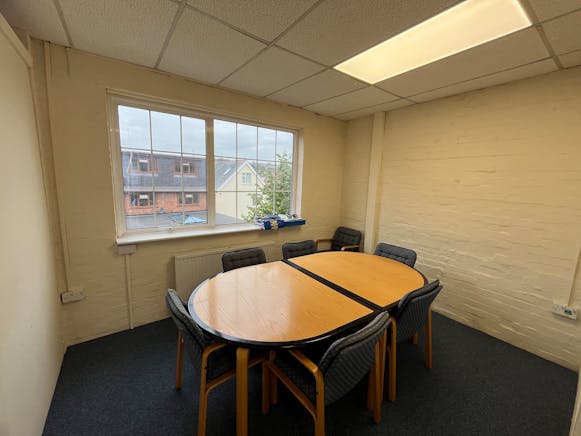 Brow Business Centre, Copyground Lane, Unit B, High Wycombe, Industrial / Offices To Let - 20251010_132904652_iOS.jpg